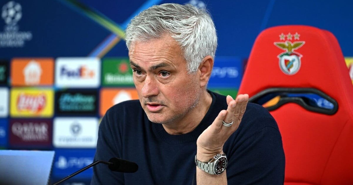 Mourinho gag order in action as the manager instructs his Benfica players to remain silent and focus.
