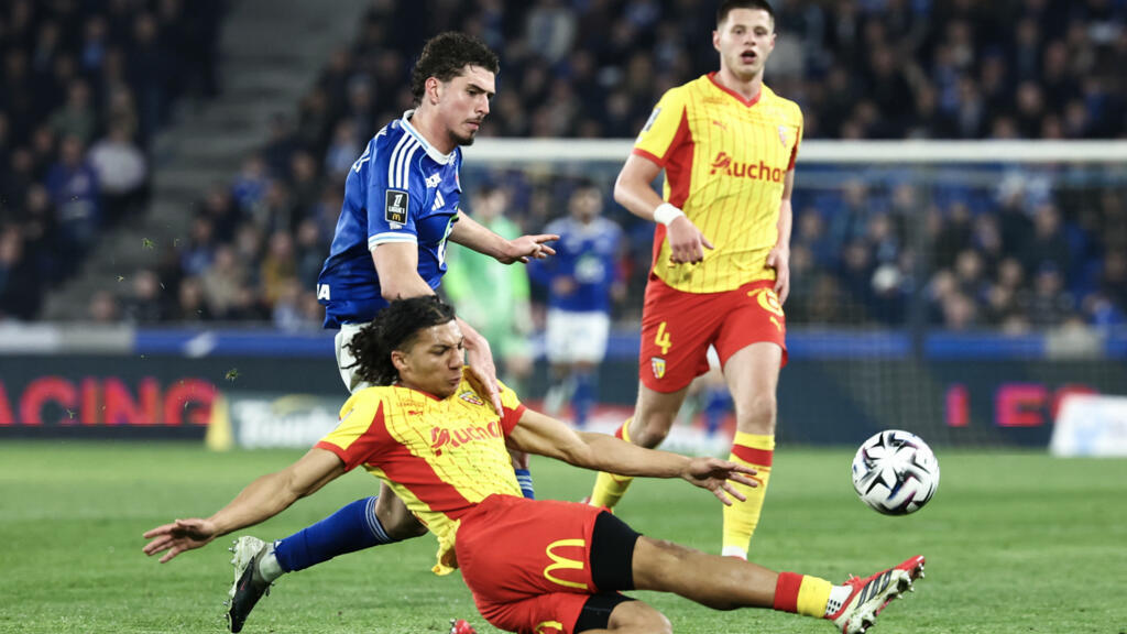 Lens Ligue 1 title race takes a hit as players battle for possession against Strasbourg.