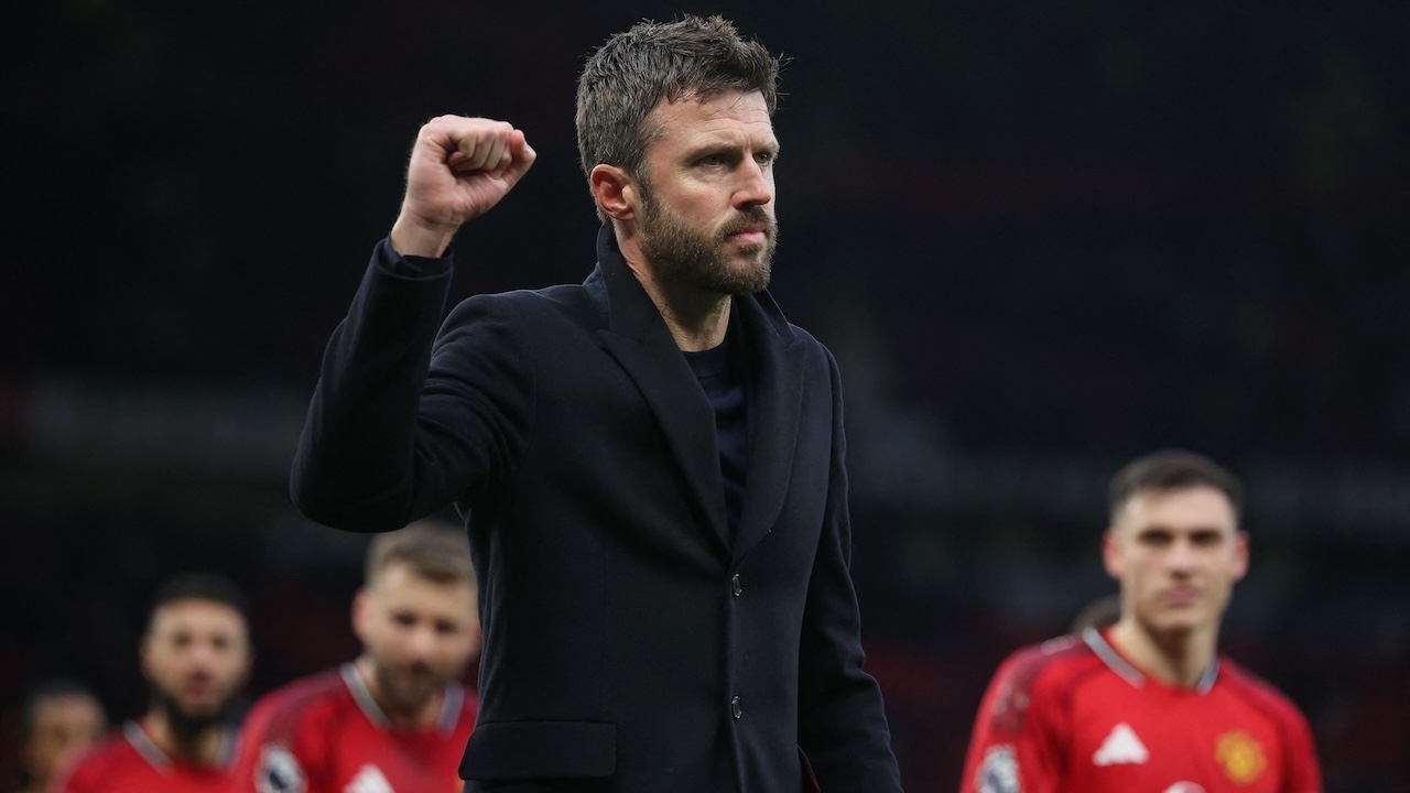 Michael Carrick Man Utd unbeaten run continues with emotional win.